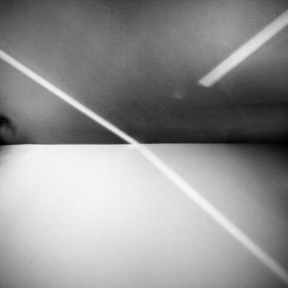 Photographie noir et blanc d'architecture abstraite : murs, intérieur, plafond, contraste, ombre et lumière , ligne, géométrie, graphisme