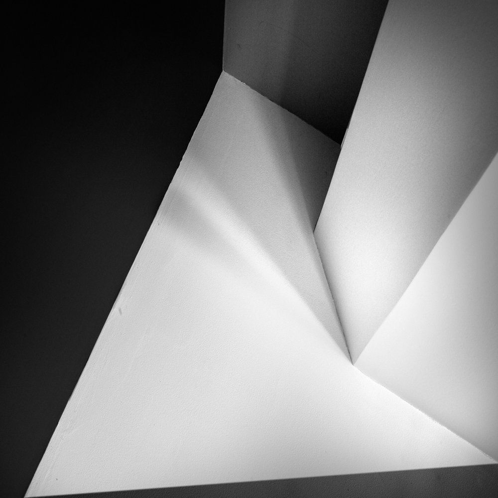 Photographie noir et blanc d'architecture abstraite : murs, intérieur, plafond, contraste, ombre et lumière , ligne, géométrie, graphisme