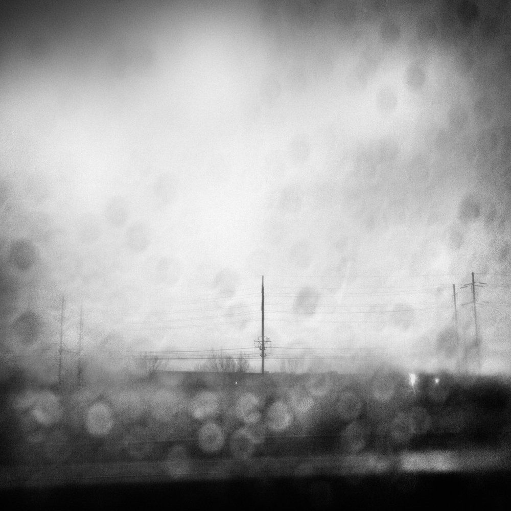 Brave new world : série de vues urbaines prises à travers des vitre de bus traversant la ville, poteaux, antennes, fils électriques, pylônes, lampadaires, animés par la métamorphose optique