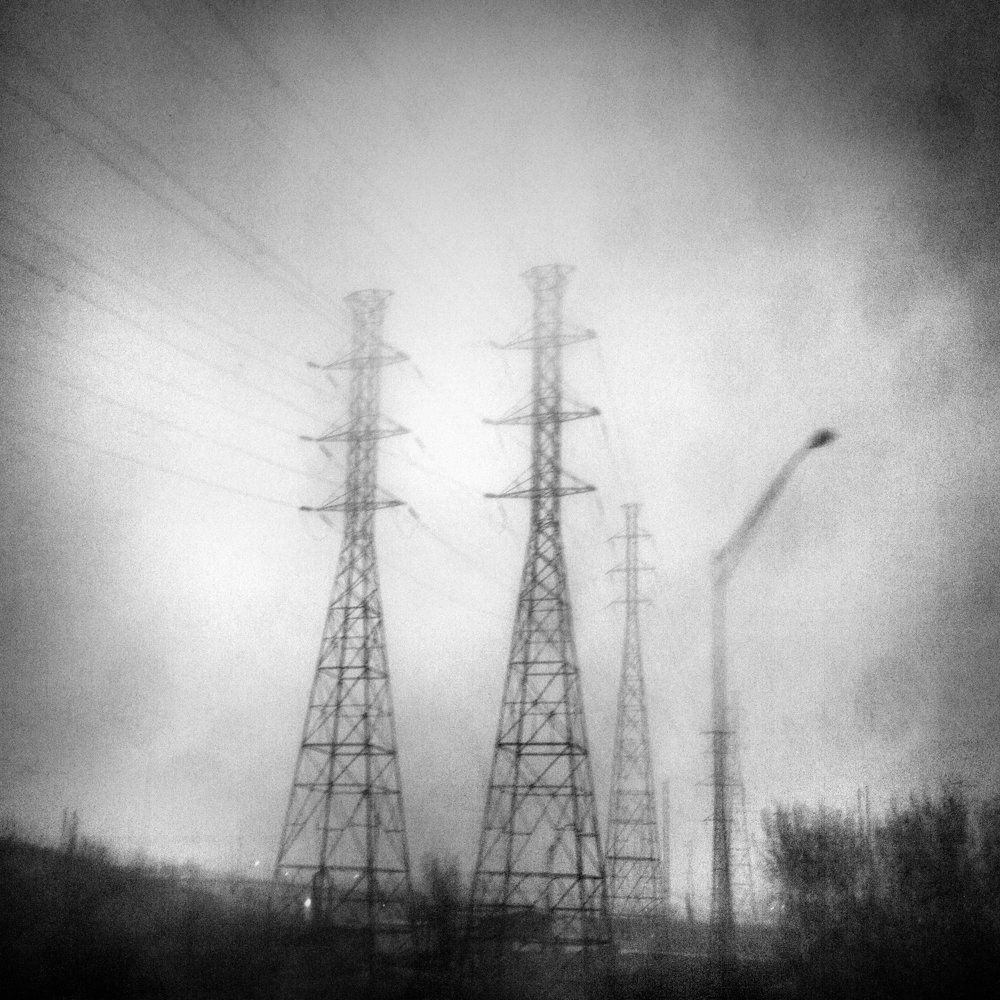 Brave new world : série de vues urbaines prises à travers des vitre de bus traversant la ville, poteaux, antennes, fils électriques, pylônes, lampadaires, animés par la métamorphose optique