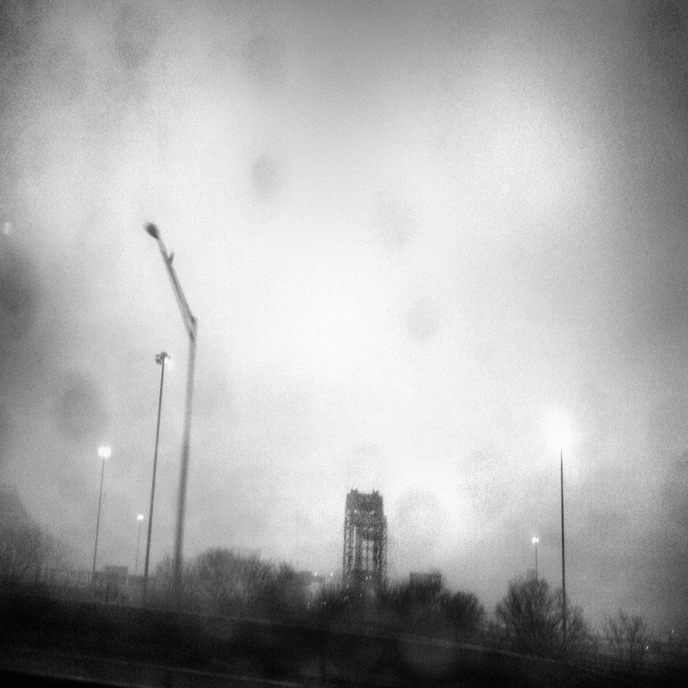 Brave new world : série de vues urbaines prises à travers des vitre de bus traversant la ville, poteaux, antennes, fils électriques, pylônes, lampadaires, animés par la métamorphose optique