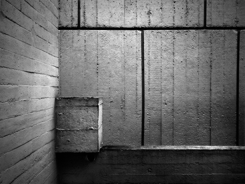 Cubisme X YY : série de photographie noir et blanc de bloc de béton dans une version photographique d'un cubisme formel : ombre et lumière sur bloc de béton