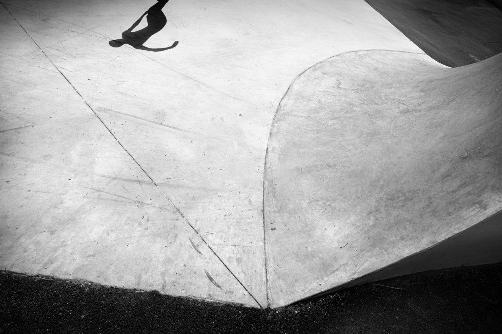 Photographie noir et blanc d'architecture  : streetphotography, rue, ville, urbain, silhouette, ombre, présence, humain, danse, ligne, formemurs, intérieur, plafond, contraste, ombre et lumière , ligne, géométrie, graphisme