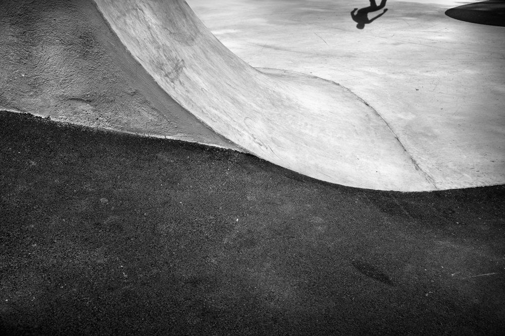 There is human beings - Il y a toujours des êtres humains : série de photographies noir et blanc épurées de paysage de montagne sous une neige blanche et pure, avec quelques traces de végétation ou de terre