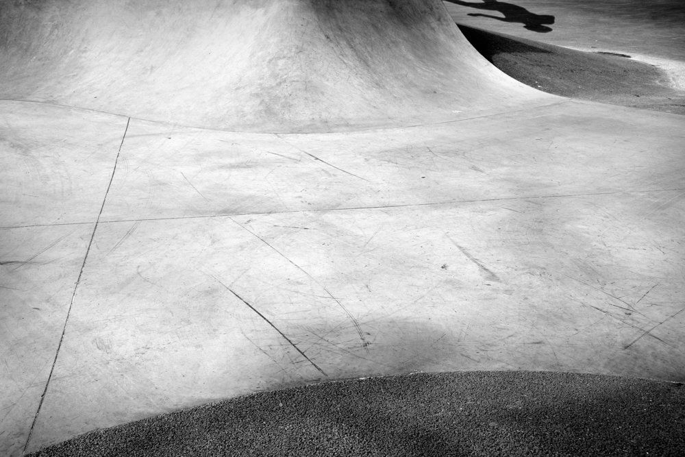 There is human beings - Il y a toujours des êtres humains : série de photographies noir et blanc épurées de paysage de montagne sous une neige blanche et pure, avec quelques traces de végétation ou de terre