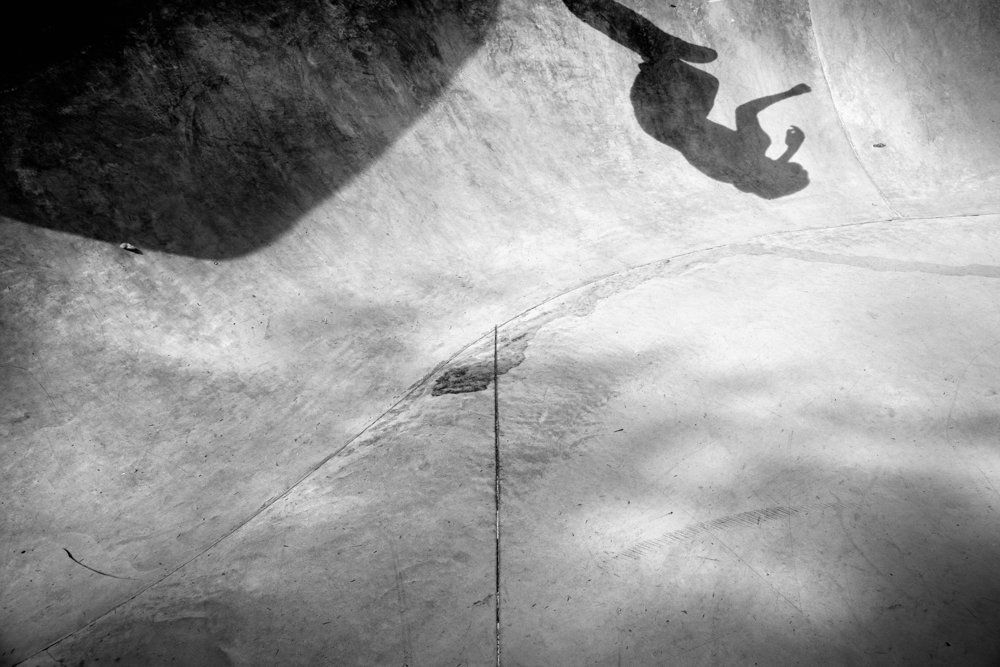 There is human beings - Il y a toujours des êtres humains : série de photographies noir et blanc épurées de paysage de montagne sous une neige blanche et pure, avec quelques traces de végétation ou de terre