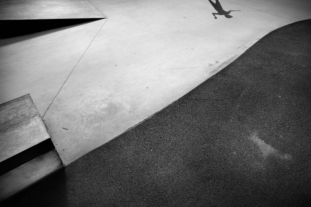 There is human beings - Il y a toujours des êtres humains : série de photographies noir et blanc épurées de paysage de montagne sous une neige blanche et pure, avec quelques traces de végétation ou de terre