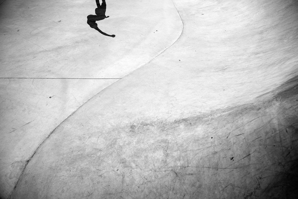 Allegorie de la caverne : série de photographie de rue, faisant danser les ombres silhouettes dans un décor de béton graphique