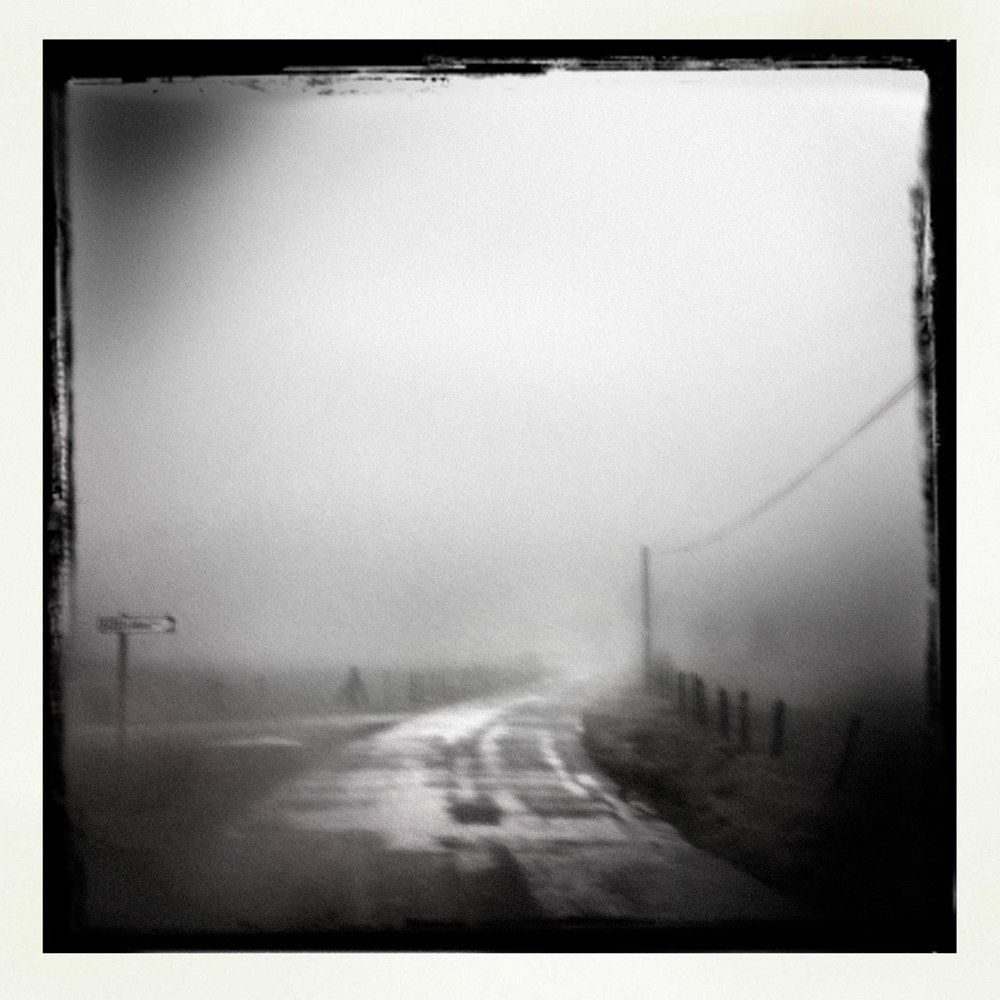 Brave new world : série de vues urbaines prises à travers des vitre de bus traversant la ville, poteaux, antennes, fils électriques, pylônes, lampadaires, animés par la métamorphose optique