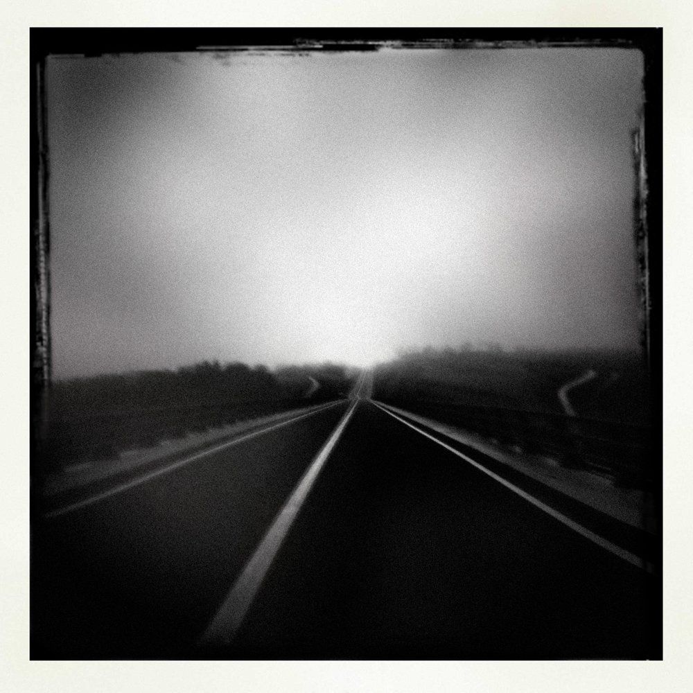 Brave new world : série de vues urbaines prises à travers des vitre de bus traversant la ville, poteaux, antennes, fils électriques, pylônes, lampadaires, animés par la métamorphose optique