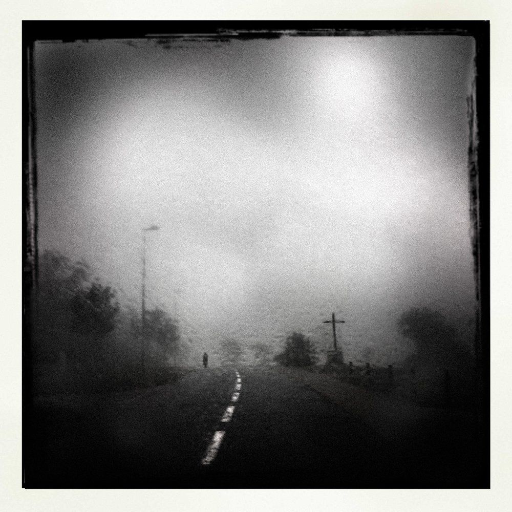 Brave new world : série de vues urbaines prises à travers des vitre de bus traversant la ville, poteaux, antennes, fils électriques, pylônes, lampadaires, animés par la métamorphose optique