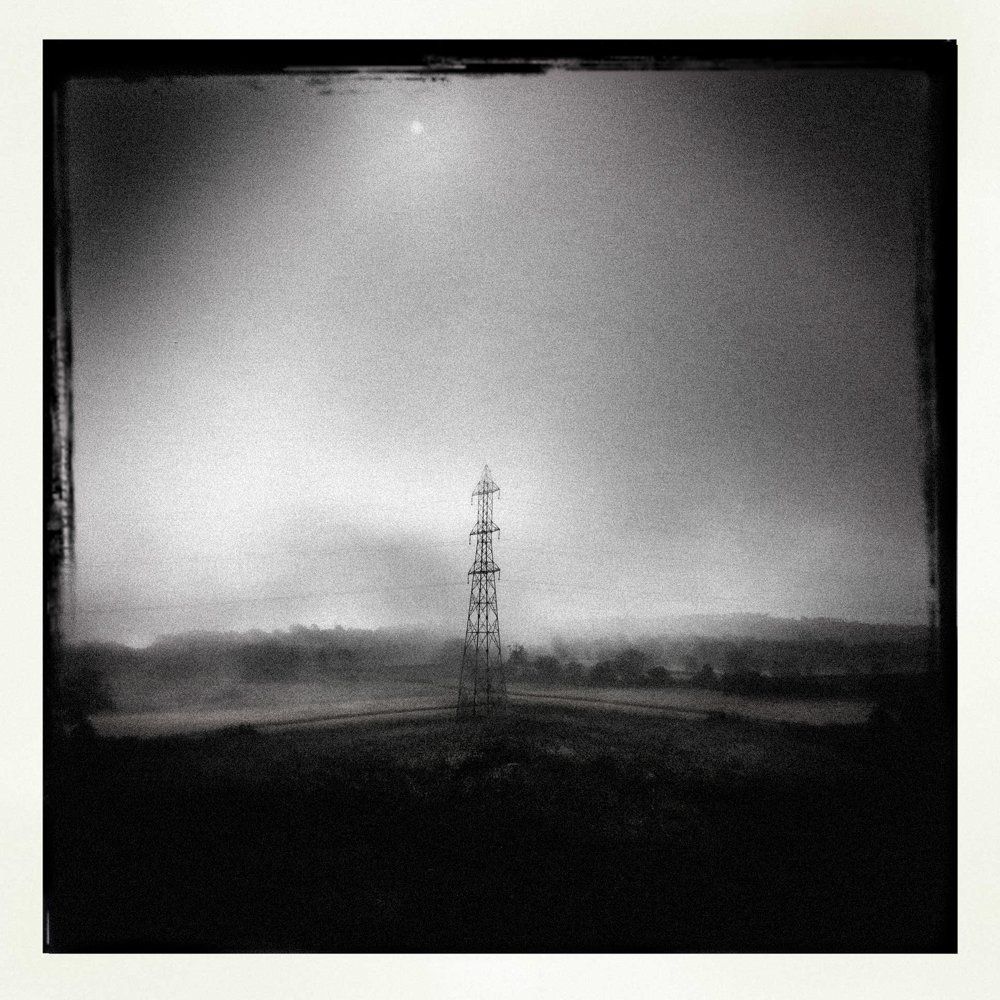 Brave new world : série de vues urbaines prises à travers des vitre de bus traversant la ville, poteaux, antennes, fils électriques, pylônes, lampadaires, animés par la métamorphose optique