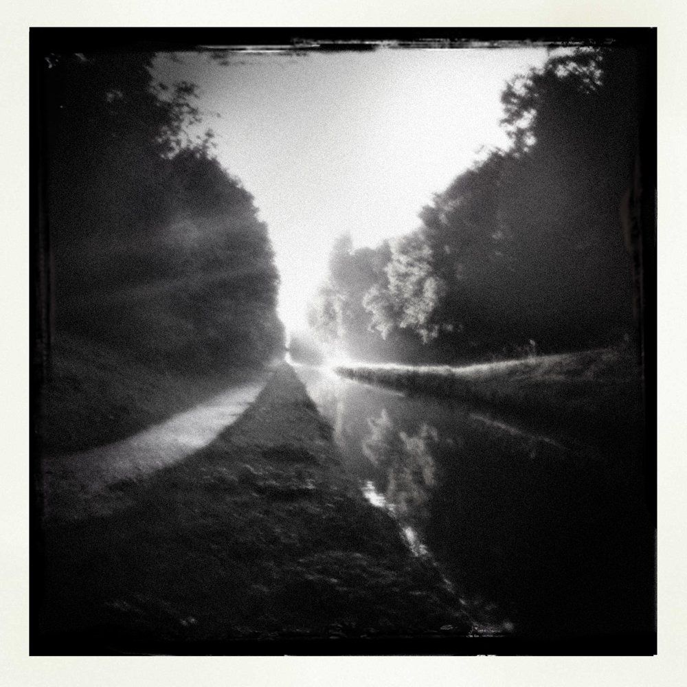 Les jours passent... enfin ils passent - Série de photo noir et blanc au smartphone, iphonography, photos prises en passant, de tout et de rien dans une démarche expressionniste : rue, enfants, arbres, paysages, riviere, canal, promenade, pluie, brouillard - des ingrédients mélangés pour une inquiétante étrangeté