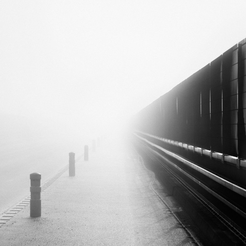 Photographie noir et blanc d'architecture abstraite : murs, intérieur, plafond, contraste, ombre et lumière , ligne, géométrie, graphisme