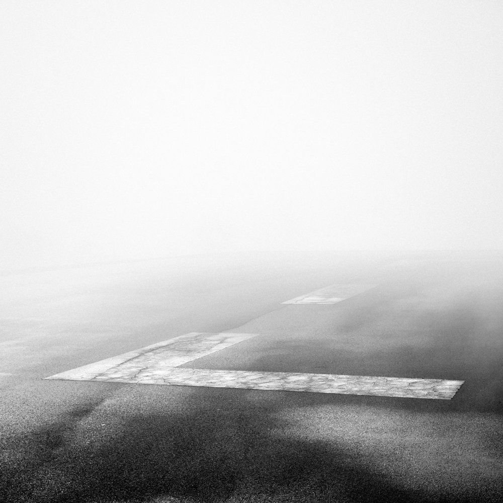 Photographie noir et blanc d'architecture : mobilier urbain, formes, géométrie, brouillard, ville, hiver, automne, blanc, noir, rue