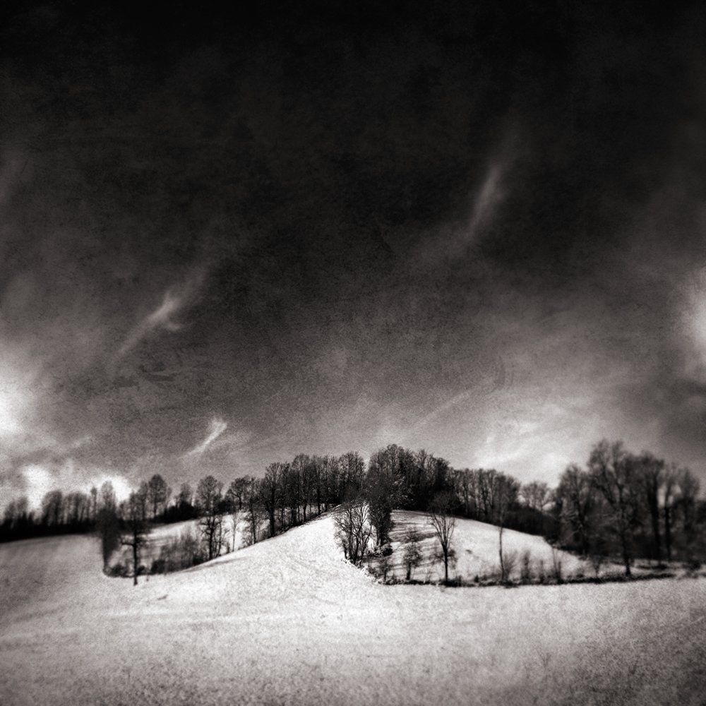 Cold melancholia ) Froide mélancolie : série de paysages hivernaux, avec des routes plus ou moins enneigés et glacées, frimas sur des routes de campagnes, arbres, bords vallonnés