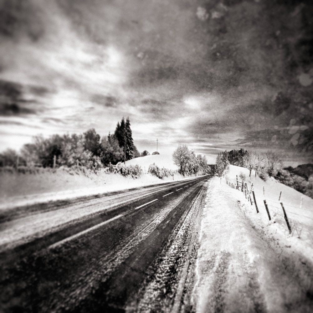 Cold melancholia ) Froide mélancolie : série de paysages hivernaux, avec des routes plus ou moins enneigés et glacées, frimas sur des routes de campagnes, arbres, bords vallonnés