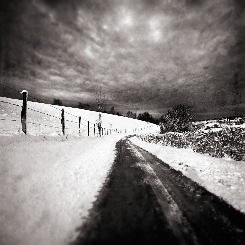Cold melancholia ) Froide mélancolie : série de paysages hivernaux, avec des routes plus ou moins enneigés et glacées, frimas sur des routes de campagnes, arbres, bords vallonnés