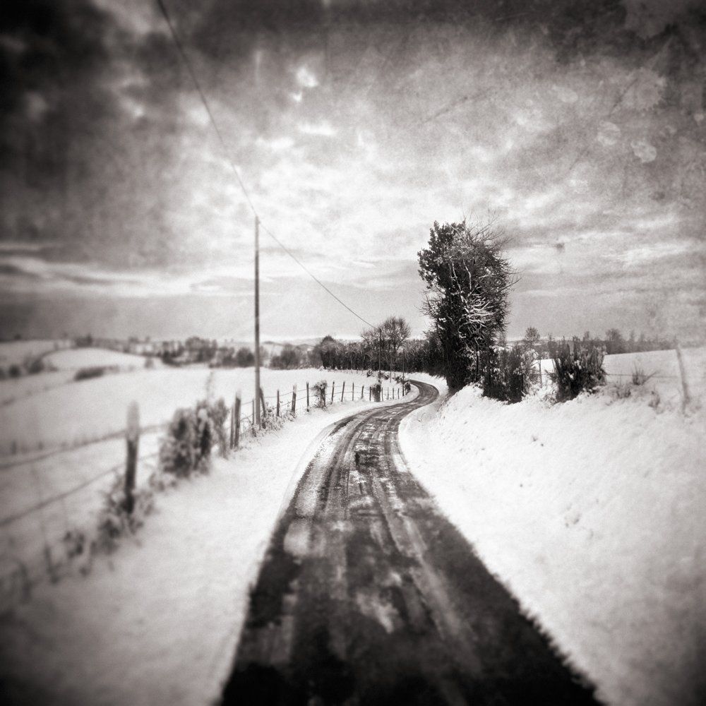 Cold melancholia ) Froide mélancolie : série de paysages hivernaux, avec des routes plus ou moins enneigés et glacées, frimas sur des routes de campagnes, arbres, bords vallonnés