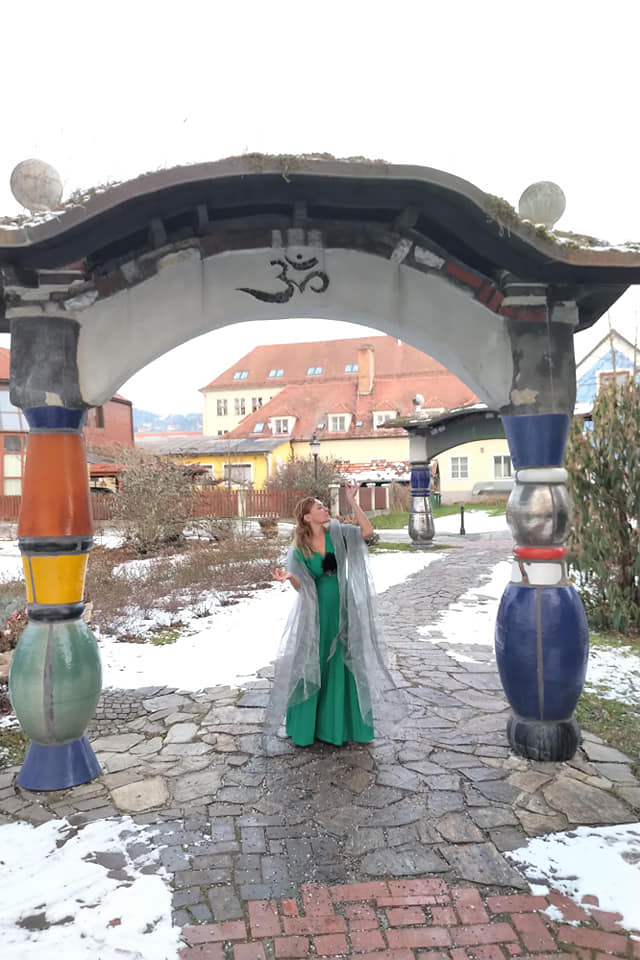 Bärnbach, Kirche Hl.Barbara, Hundertwasser; Interfaith. Sakraler tanz