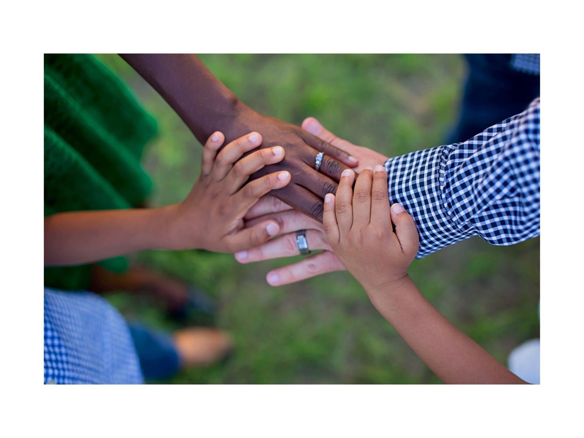 4 mains se serres avec taille et couleurs différentes