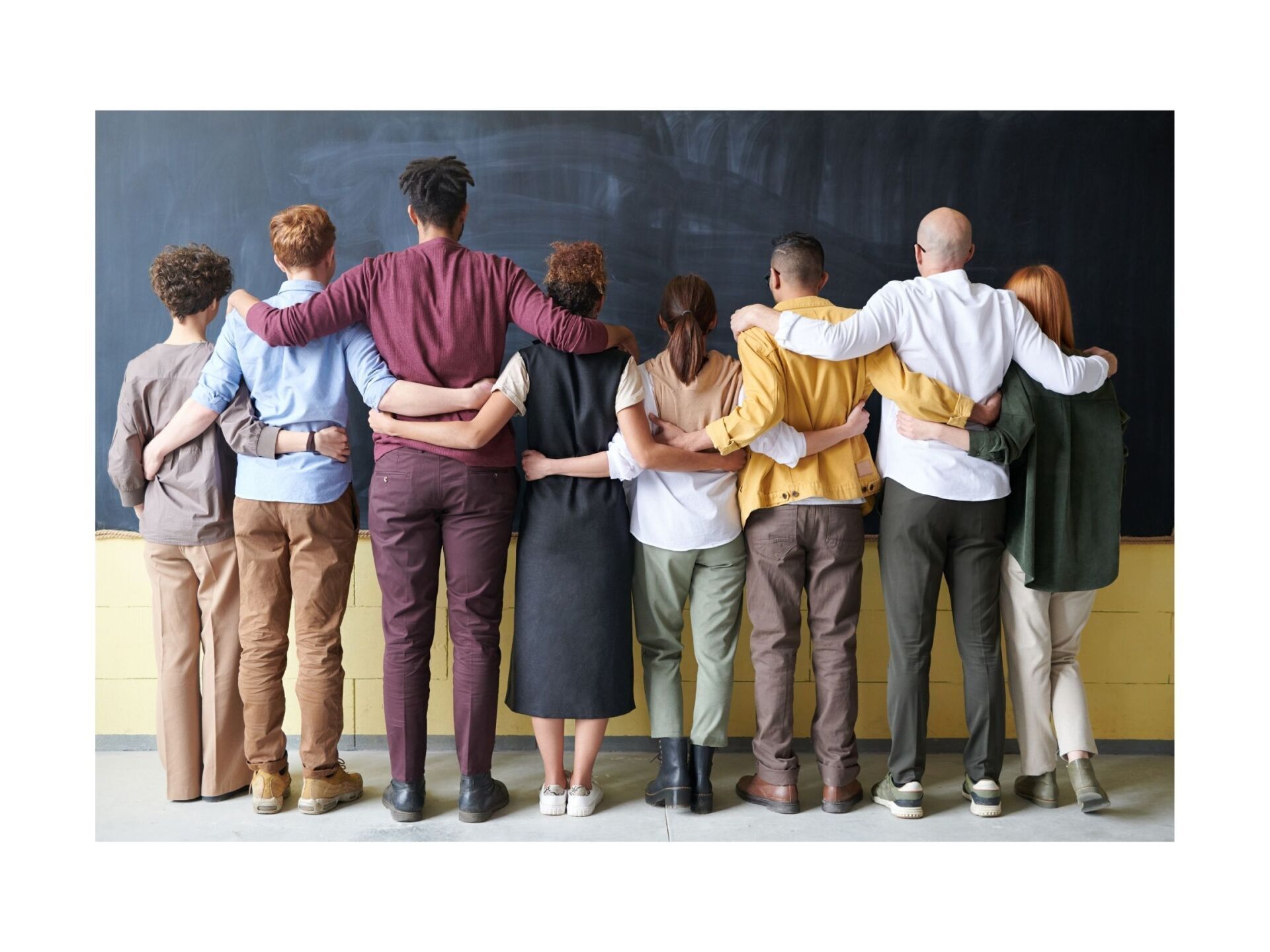Photo de groupe de dos pour montrer la fraternité et la sororité