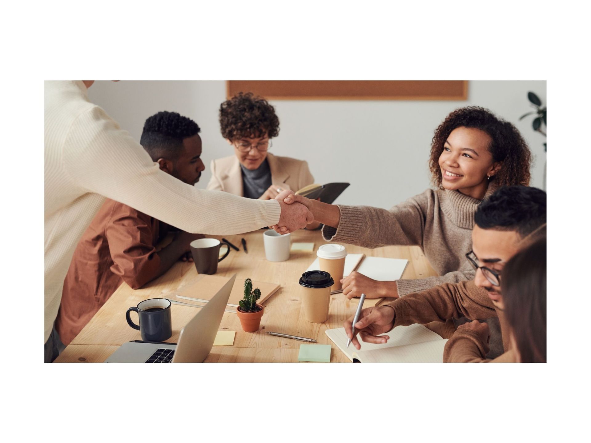 groupe de travail installé à une table