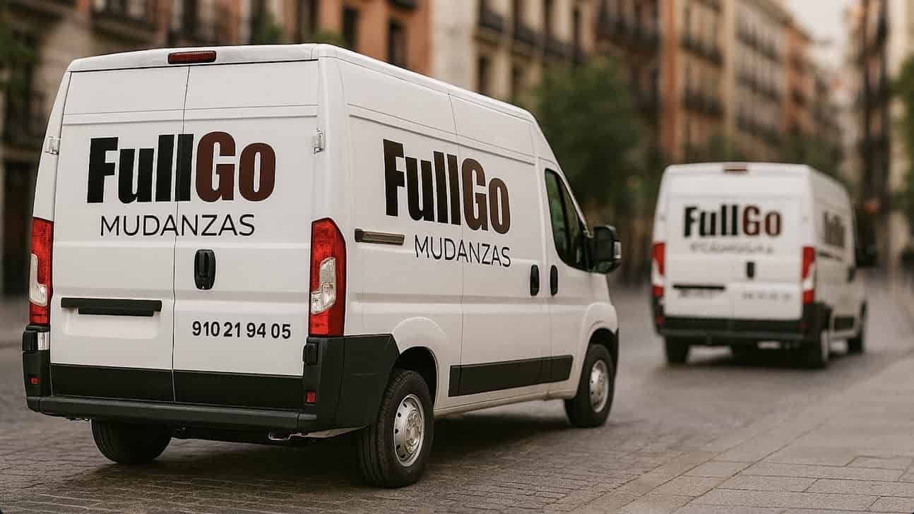 Flota moderna de FullGo Mudanzas: dos furgonetas logísticas identificadas circulando por Madrid.