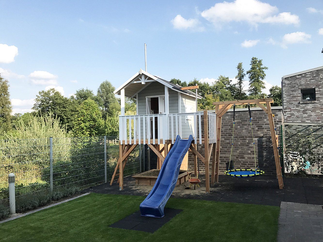 Spielhaus Jansson von Kasohaus aus Hessen mit Nestschaukel, Schaukelanbau und Rutsche