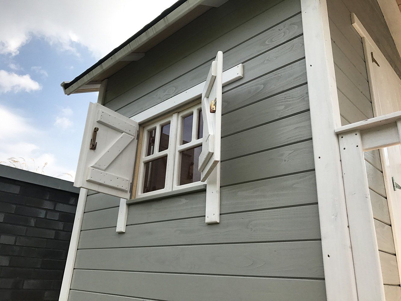 Spielhaus Jansson von Kasohaus, weiß abgesetzte Fenster, KDI-Holz - handgefertigt in Deutschland. Kinderspielhaus massgefertigt.