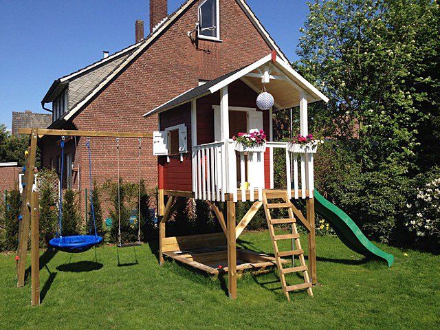 Stelzenhaus von Kaso aus Mücke mit Kletterwand aus Holz und farbigen Sprossen, Rutsche und Schaukel - Kinderspielhaus