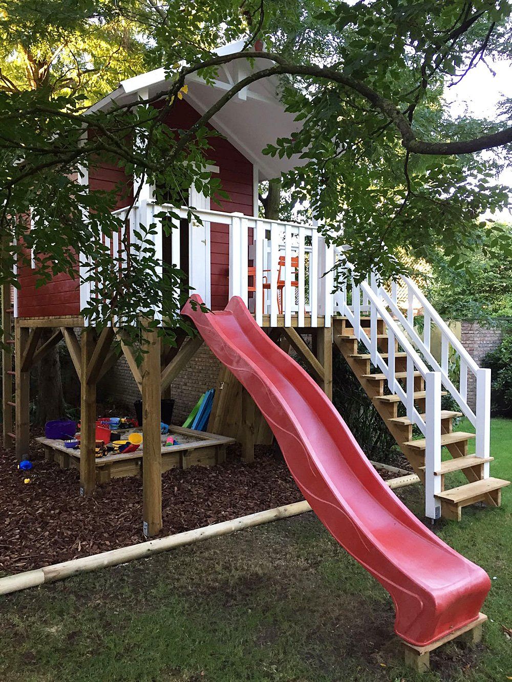 Spielhaus mit Kletterwand im nordischen Stil, Holzhaus wie Schwedenhaus für Kinder mit Rutsche von Kaso aus demVogelsberg