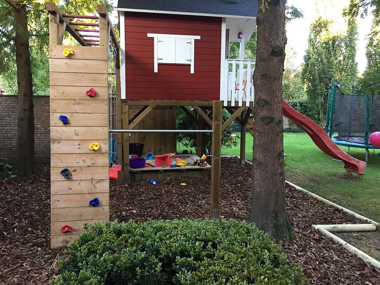 Kletterwand mit Spielhaus im nordischen Stil, Holzhaus wie Schwedenhaus für Kinder mit Rutsche aus dem Vogelsberg