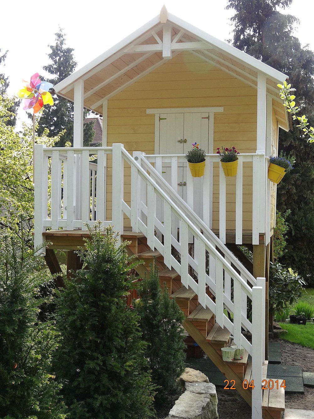 Stelzenhaus aus Holz mit Anbautreppe. Dach aus Schindeln - Holzhaus für den Garten