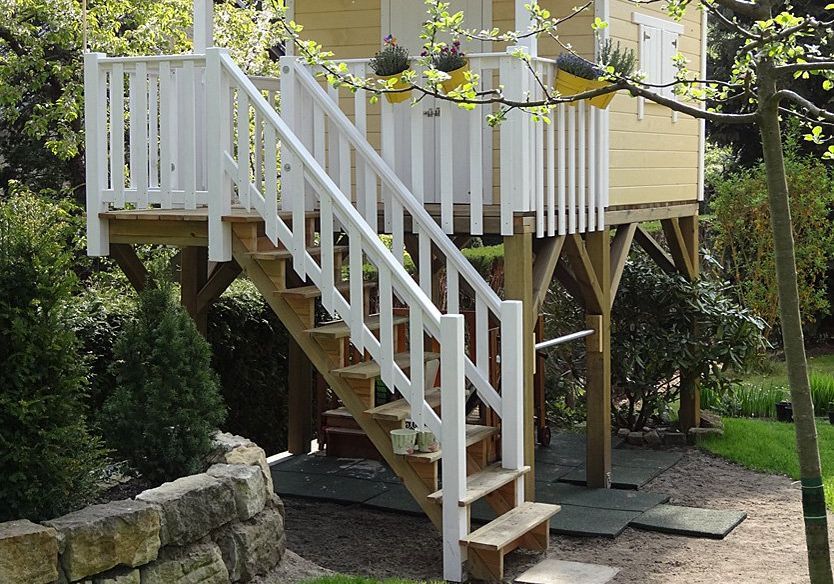 Stelzenhaus mit Anbautreppe und Podest aus Holz von Kaso. Dach aus Schindeln - Holzhaus für den Garten