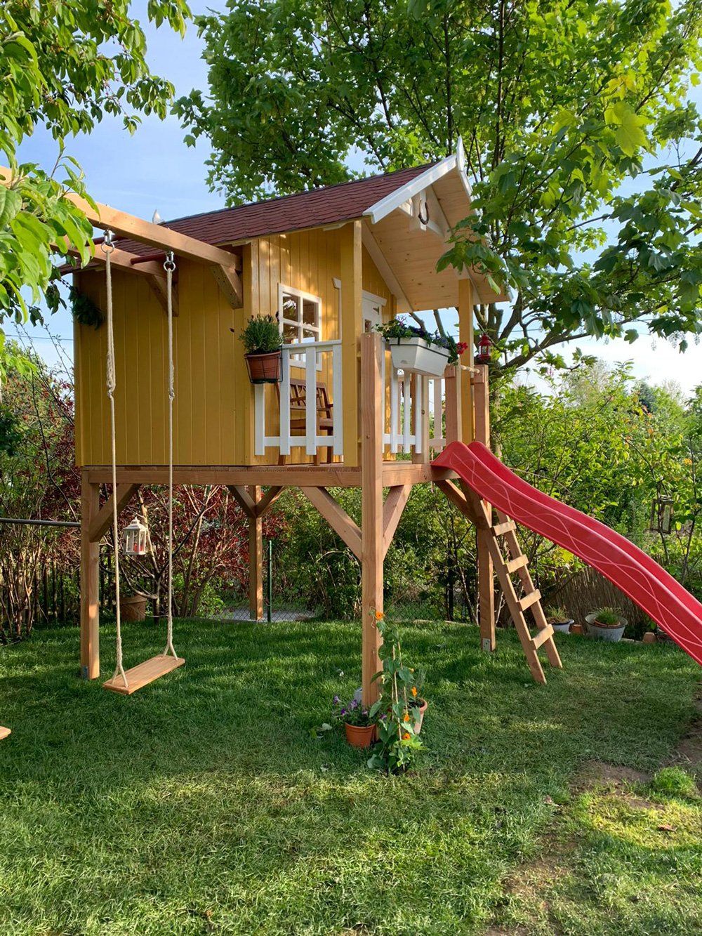 Kundenrezession Bild mit Spielhaus in gelb mit Rutsche, Leiter und Schaukel