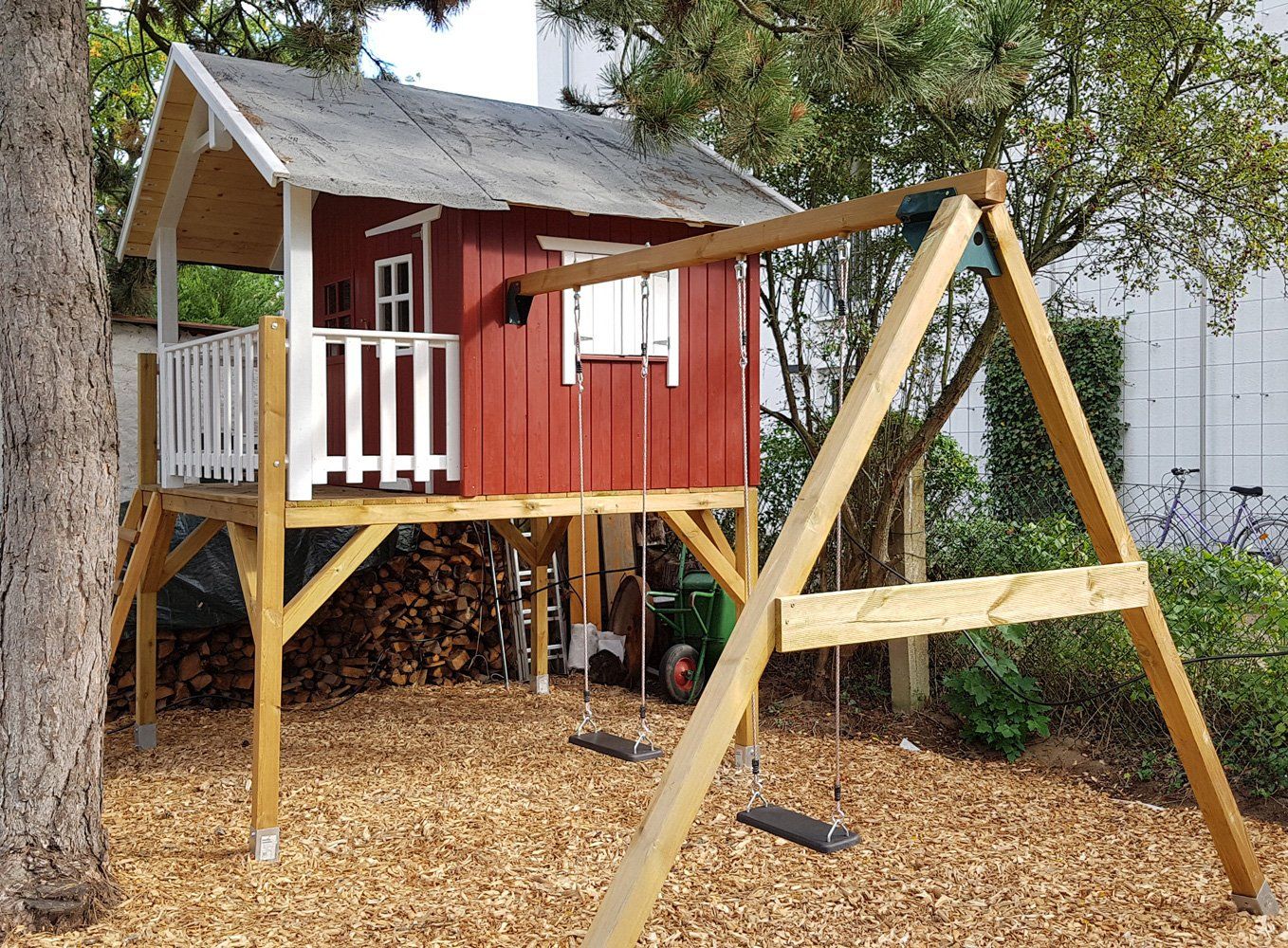 Handgefertigtes Holzhaus für den Garten aus 35325 Mücke, Stelzenhaus, Spielhaus mit Schaukel und Schaukelanbau für Kinder von kasohaus