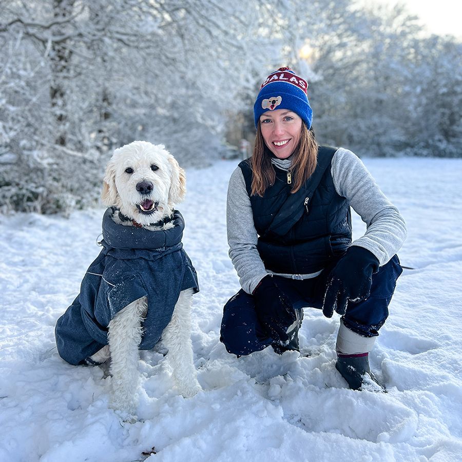 BeziehungsWeise-Hundeschule in Kiel für artgerechte Hundeerziehung - Inhaberin Annika Naujock mit ihrem Hund Teebo