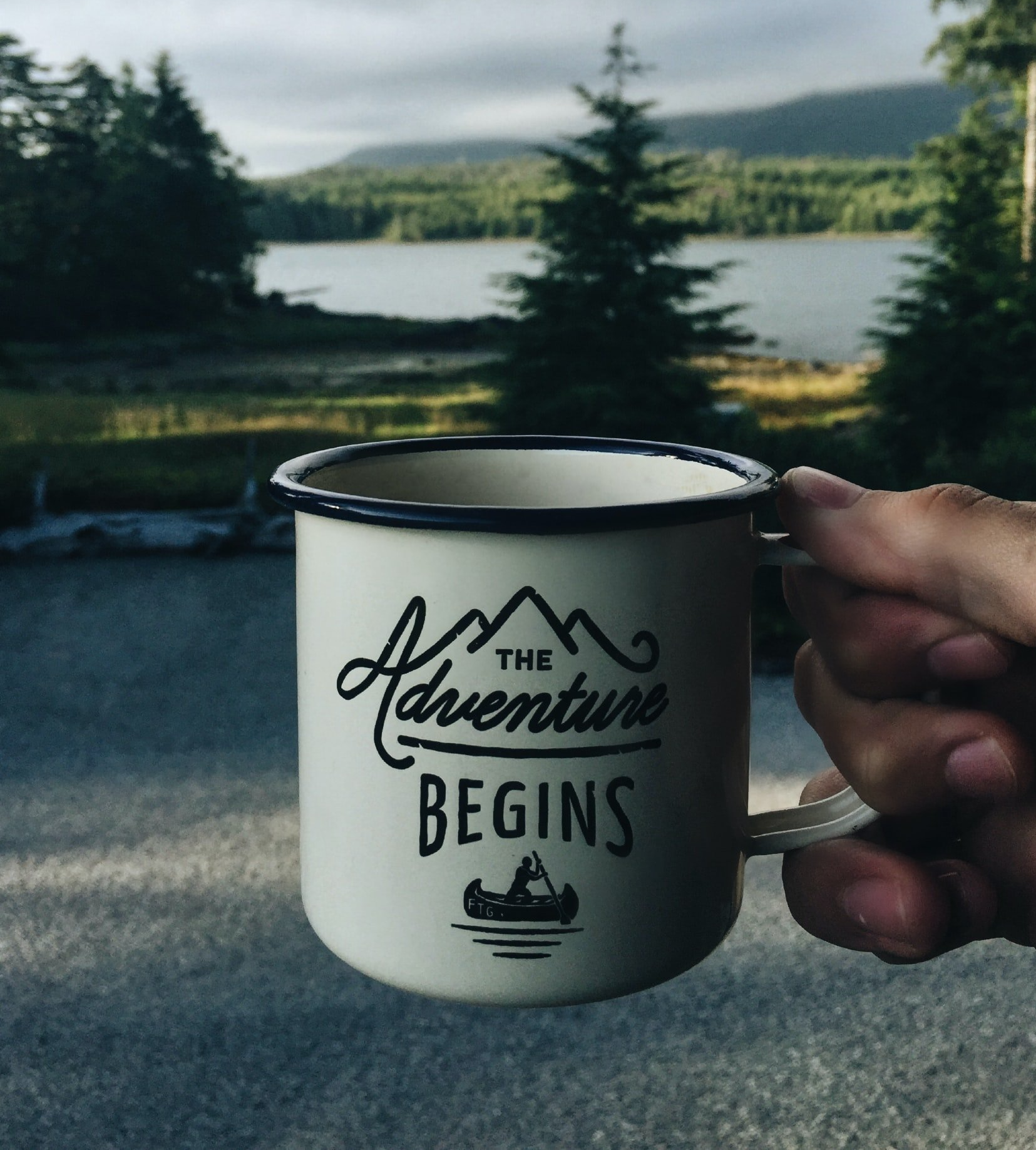 Das Abenteuer beginnt (Spruch steht auf einer Tasse)