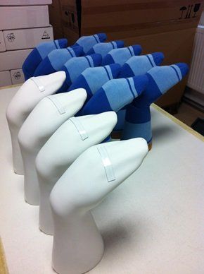 Aufziehen von Socken auf eine Hand.