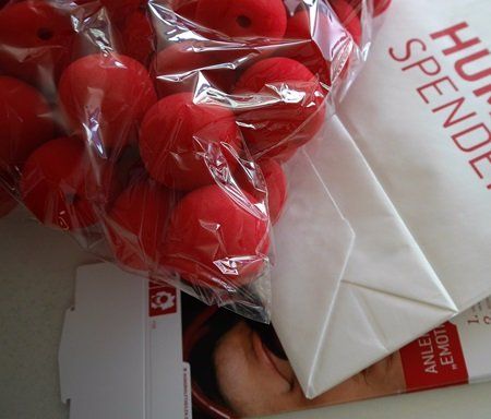 Rote Clownsnasen die verschickt werden.