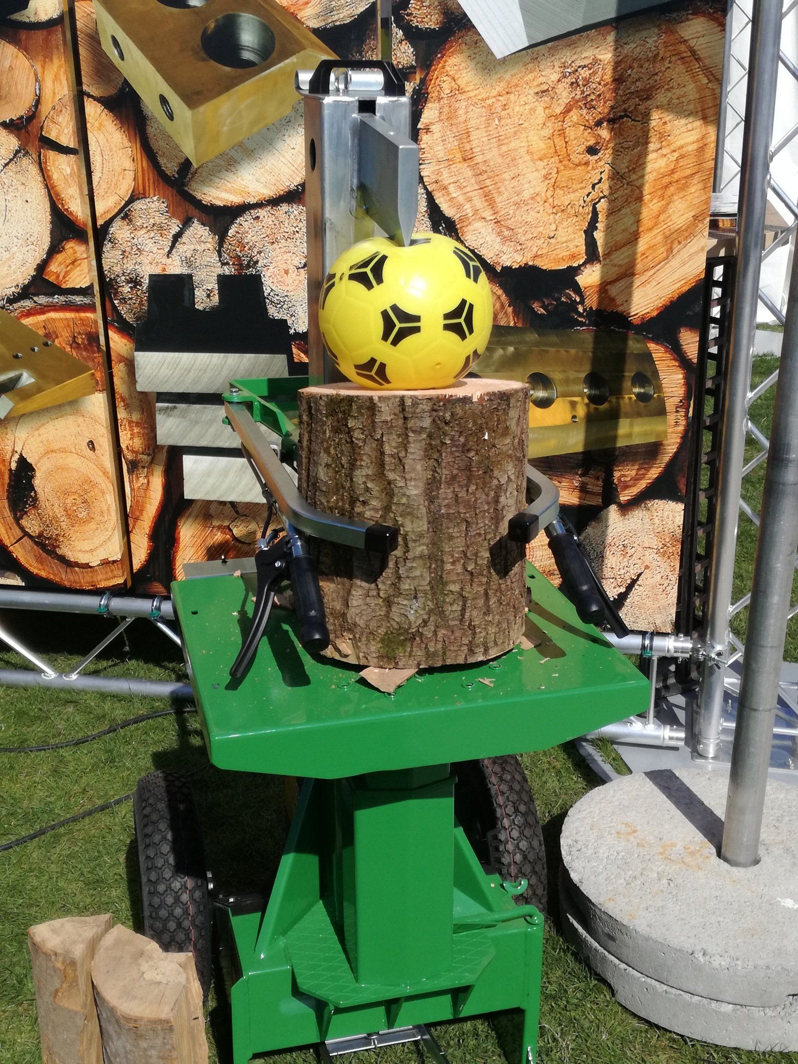 Holzspalter Mignon, 9 t und 11 t, Fußpedal zur Fixierung des Spaltgutes, Sicherheitssystem Leader  stabiler Kurzholztisch, Fahrwerk, Holzspalttechnik, für Kurzholz, große Räder luftbereift.