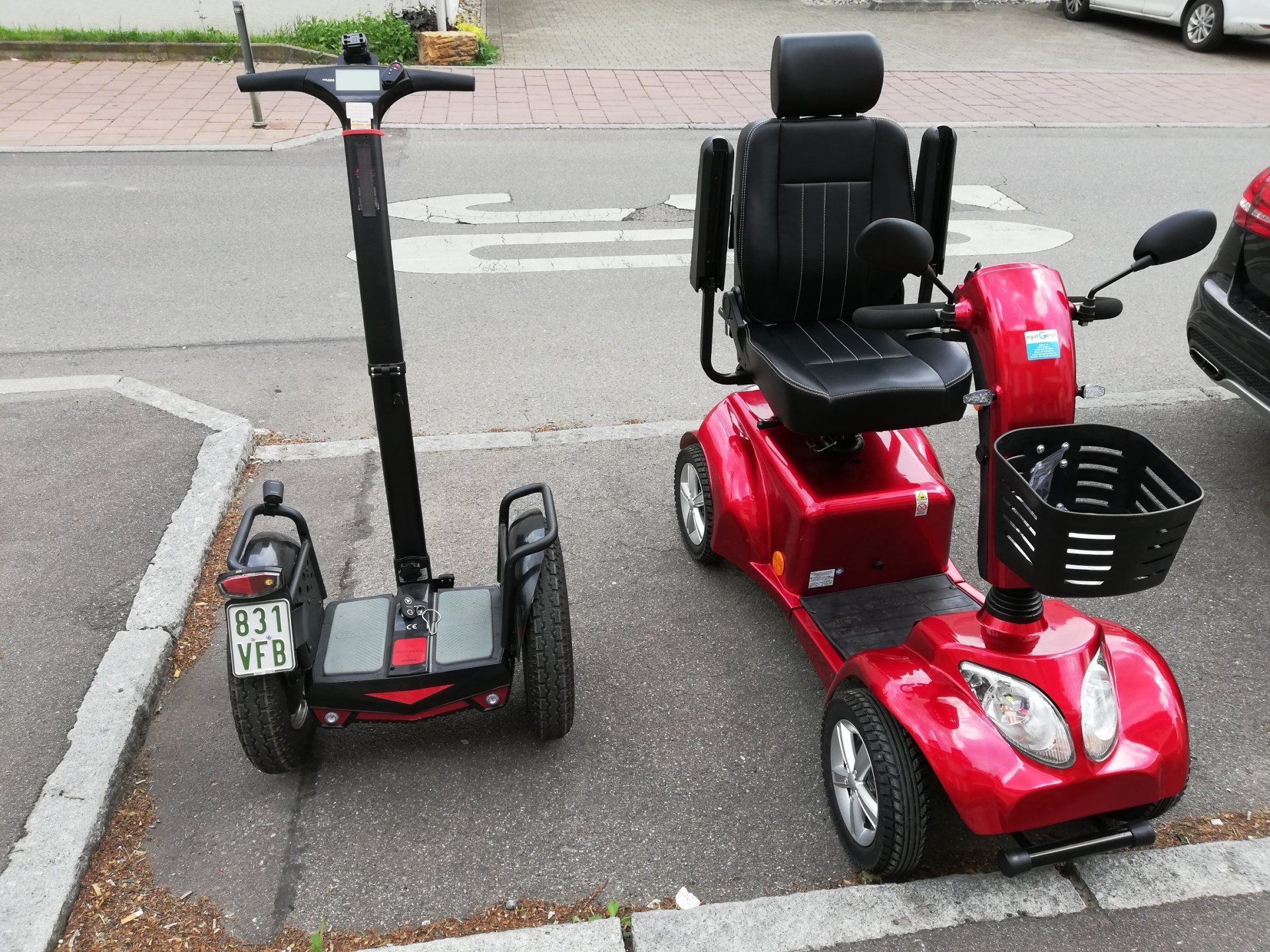 Ready to go. Rechts ein neues Fahrzeug eines Kunden. Links unser Begleitfahrzeug für die erste begleitete Fahrt mit dem Kunden bei der Übergabe, L+G Scooter Seniorenmobile, Seniorenmobile Esslingen, L+G Rover