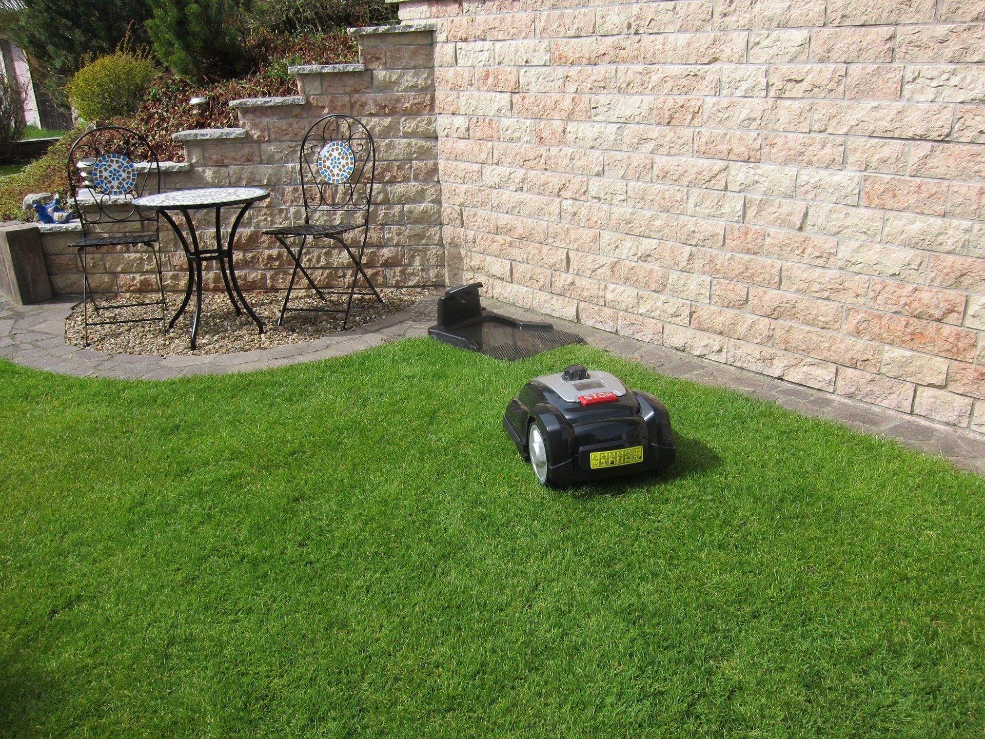 Der L+G Rasenroboter SC 1200 passt mit Sicherheit auch in Ihren Garten.