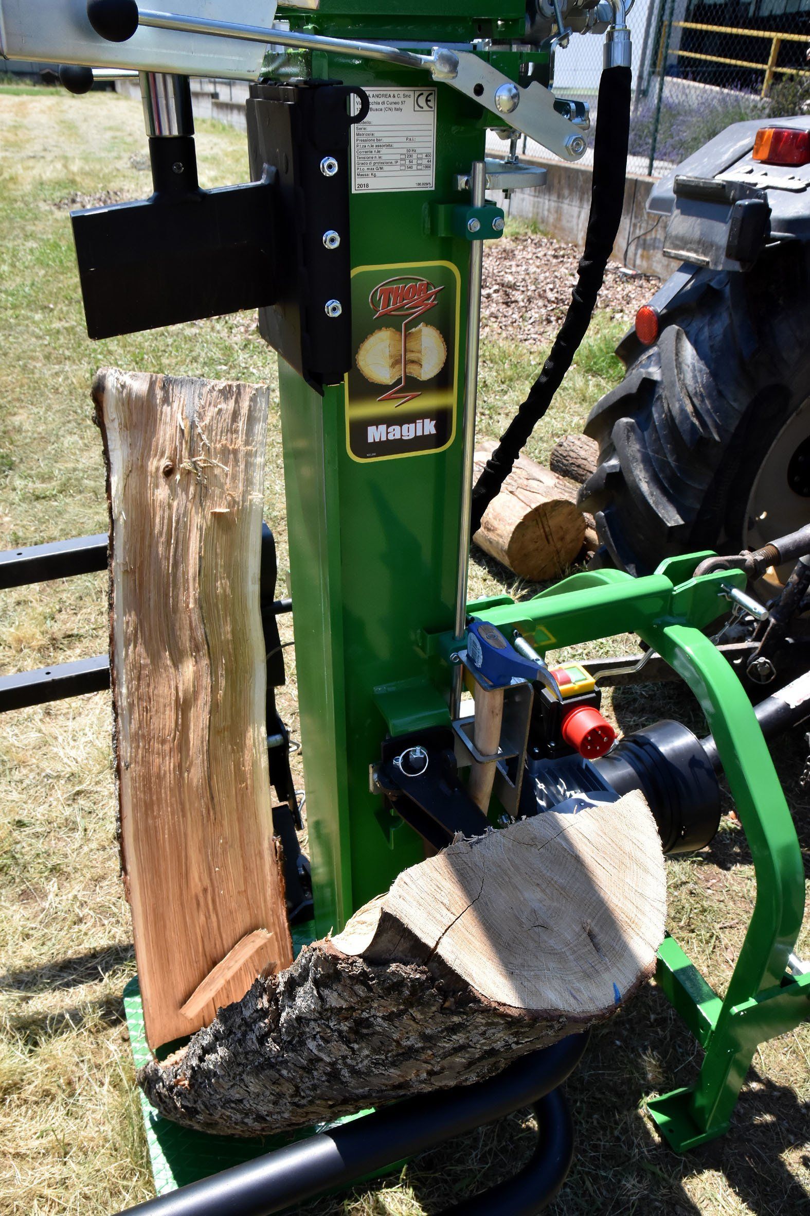 Holzspalter Magik 13 – 20 t, Elektroantrieb, Zapfwellenantrieb, Benzinmotor kombiniert, Fixierung des Spaltgutes mit spezieller Handhebel-Bedienung, Sicherheitssystem Leader, Scheitlänge 124 cm, Spalthub 114 cm.