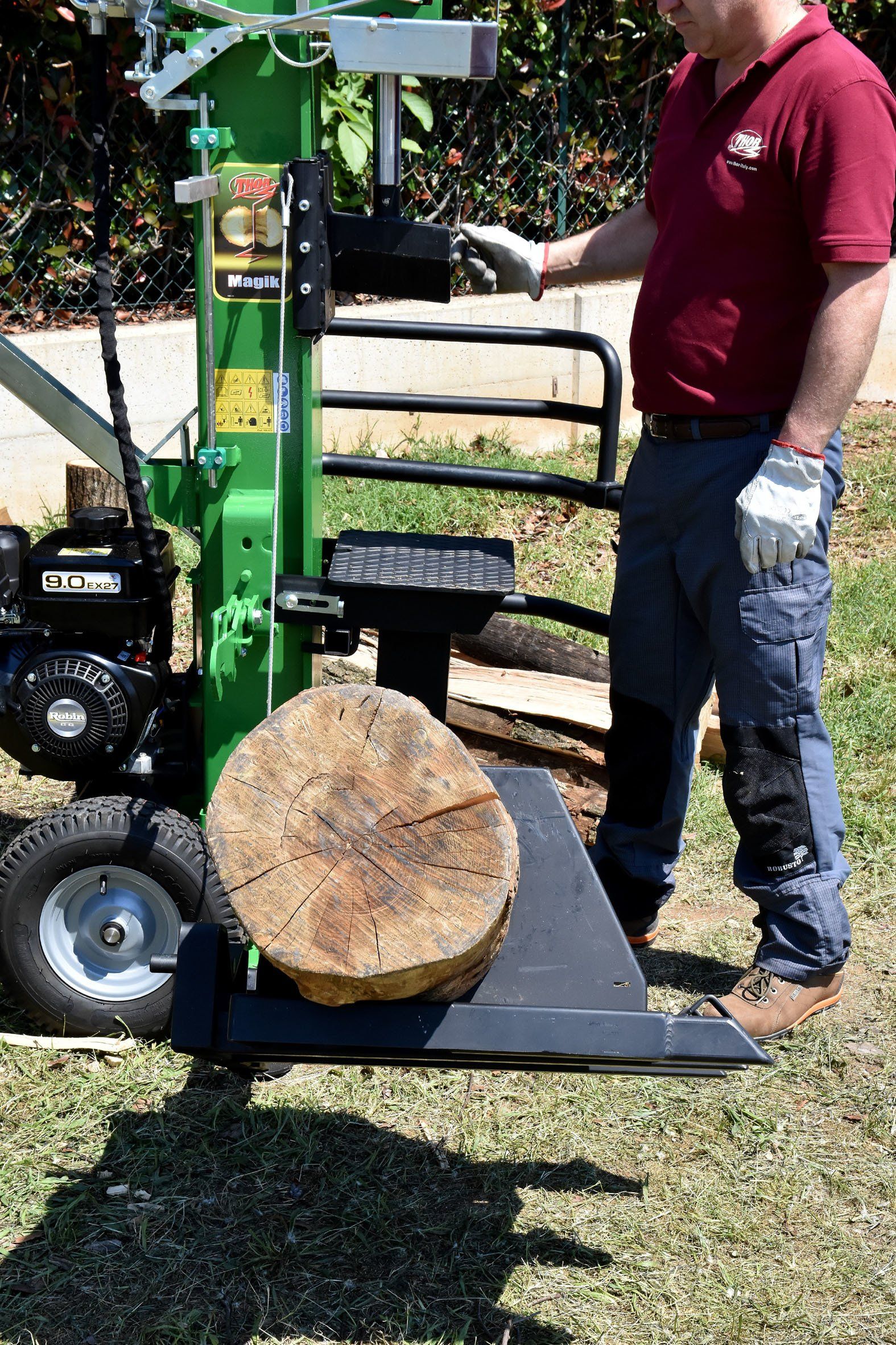 Holzspalter Magik 13 – 20 t, Elektroantrieb, Zapfwellenantrieb, Benzinmotor kombiniert, Fixierung des Spaltgutes mit spezieller Handhebel-Bedienung, Sicherheitssystem Leader, Scheitlänge 124 cm, Spalthub 114 cm.