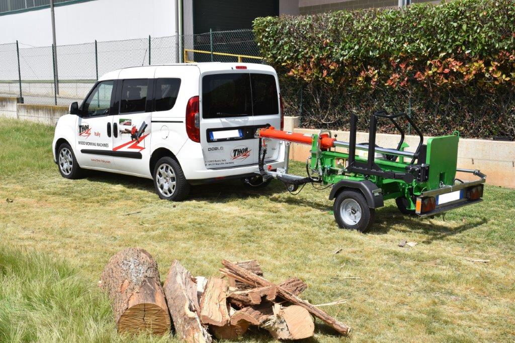 Holzspalter Magik Mulitiuse, Anhängespalter für PKW auf Fahrwerk montiert, mit Straßenzulassung, Benzinmotor, Fahrwerk, 16 to, Sicherheitsystem Leader, Scheitlänge 115 cm.