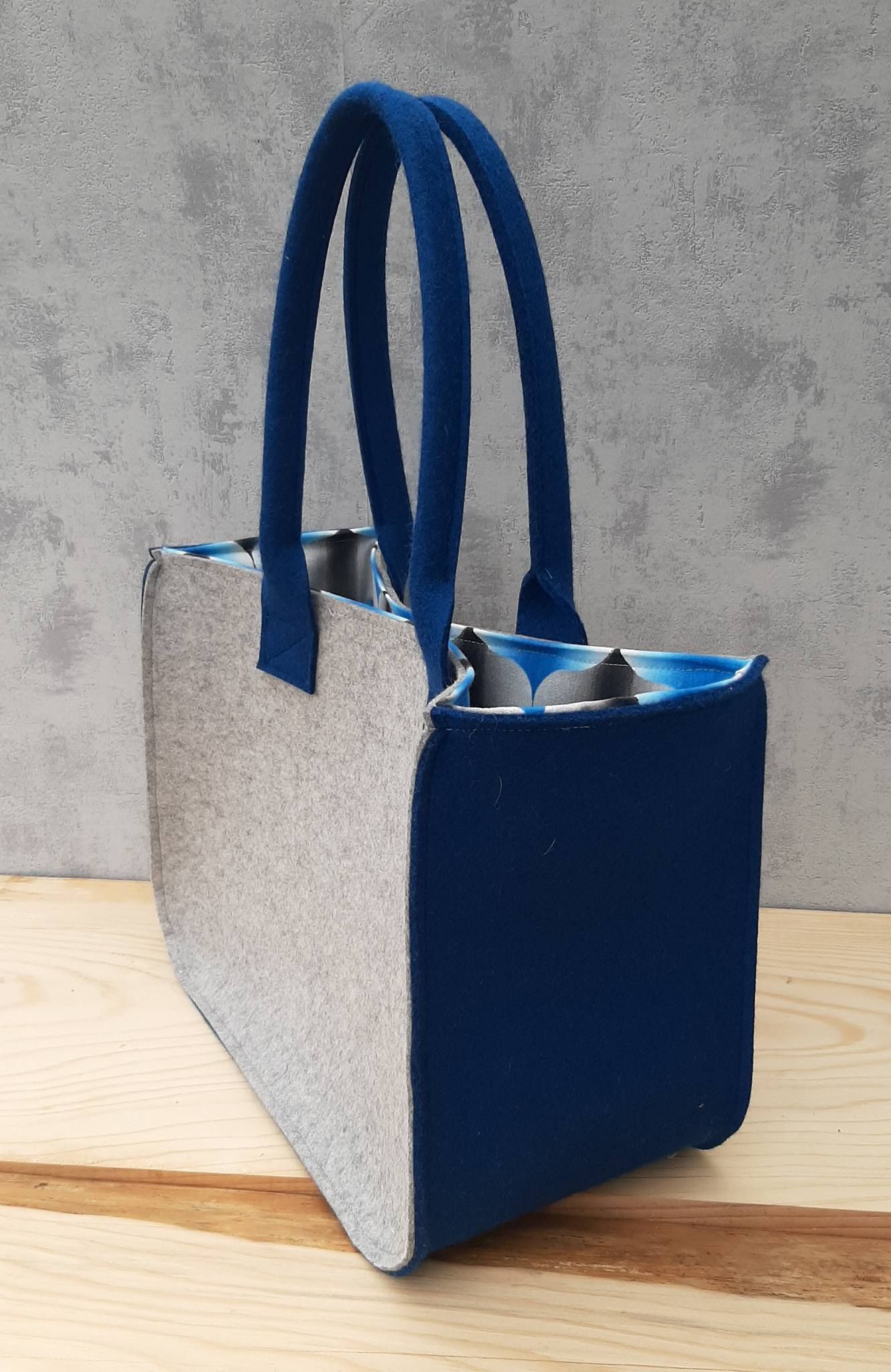 Shopper aus Wollflilz hellgrau / blau mit Innenfutter