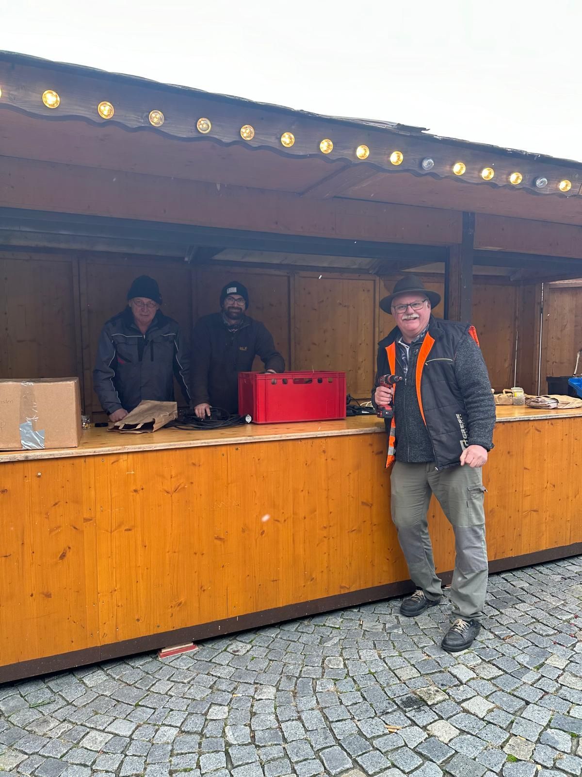 Erich Biller beim Standaufbau