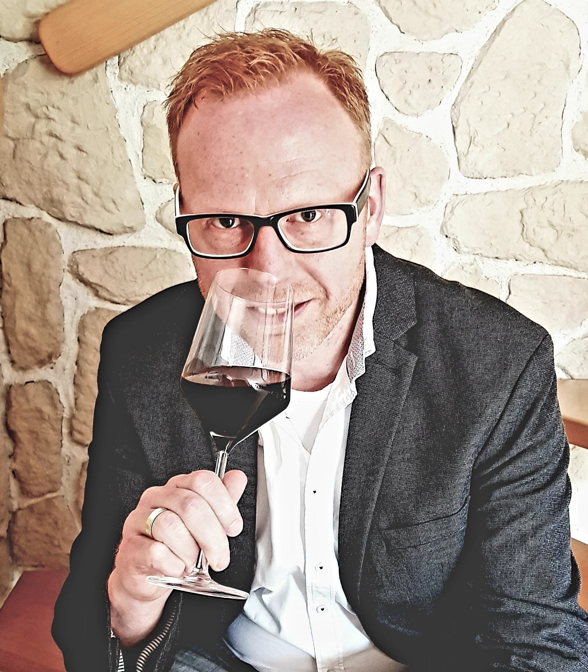 Ihr Fachmann rund um den Wein Dirk Drewes, Weinfachberater, Sommelier, Steinheim, Wein, Sekt, Deutsche Meisterschaft, Mundus Vini, Rotwein, Weißwein, Secco, Rosé, Weinexperte, NRW, Kreis Lippe, Kreis Höxter, Kreis Paderborn, Hochstift,Weinhandel, Steinheim, Weinvertrieb, Weinfachberater, Sommelier, IHK, Deutsche Meisterschaft, Mundus vini, Weinprobe, Gastronomie, Präsente, Lieferservice, Postversand, Weinkarten, Mitarbeiterschulungen, Baden, Franken, Nahe, Pfalz, Rheinhessen, Rheingau, Württemberg, Frankreich, Italien, Spanien, Österreich, Ungarn, Qualiät, günstig, preiswert, Gutedel, Müller-Thurgau, Riesling, Weißburgunder, Grauburgunder, Sauvignon Blanc, Blanc de Noir, Chardonnay, Edition, Prämierung, Cuvée weiß, Cuvée rot, Trollinger, Gewürztraminer, Classic, Scheurebe, Bacchus, Gelber Muskateller, Silvaner, Spätburgunder, Rosé, Weißherbst, Portugieser, Muskat-Trollinger-Rosé, Rotling, silber, gold, goldrand, Deutscher Qualitätswein, Prädikatswein, Kabinett, Spätlese, Auslese, Beerenauslese, Eiswein, trocken, halbtrocken, feinherb, lieblich, feinfruchtig, süß, Dornfelder, Cabernet Sauvignon, Cabernet Dorsa, Lemberger, Blauer Spätburgunder, Dunkelfelder, Merlot, Pays d’Oc, Cotes du Rhone, Costiere de Nimes, Syrah, Grenache Noir, Arrogant Frog, Holzfass, Barrique, Rueda, Verdejo, Tempranillo, Dulce, Jumilla, Monastrell, Lacrimus, Roble, Joven, Crianza, Reserva, Gran Reserva, Veneto, Rosato, amabile, Montepulciano, Abruzzen, Nero d’Avola, Negroamaro, Apulien, Sangiovese, Toskana, Shiraz, Primitivo, Bolgheri, Bordeaux, Secco, Perlwein, Sekt, Schaumwein, Flaschengärung, mild, Blaufränkisch, Burgenland, Cabernet-Merlot, Zweigelt, Portwein, Edelbrände, Obstbrände, Grappa, Präsentverpackungen, Drop-Stop, Holzkisten, Kommissionsware für Feier, Geschenkverpackungen, Rotwein, Weißwein, Deutsche Wein- und Sommelierschule, Expert Wein, Juror Mundus vini
